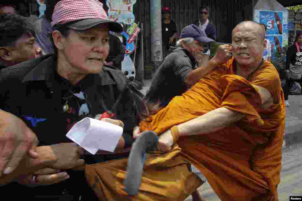 Para anggota kelompok &quot;Kaus Merah&quot; yang pro-pemerintah menyerang seorang pendeta Buddha di pinggiran ibukota Bangkok&nbsp;Thailand.