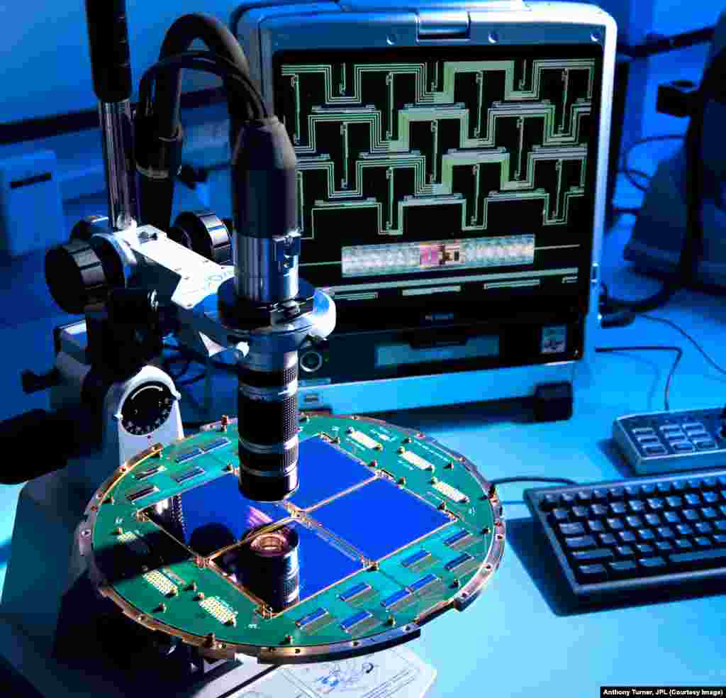 Pesawat fokus teleskop BICEP2 terdiri dari detektor microwave superkonduktor 512, dikembangkan dan diproduksi oleh Laboratorium Propulsi Jet NASA.