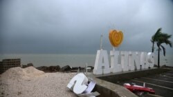 Znak sa imenom grada oštećen je u tropskoj oluji Laura u Salinasu u Portoriku, 22. avgusta 2020.