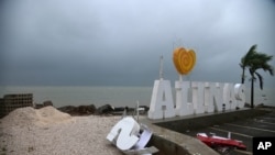 Sisa-sisa kerusakan akibat Badai Tropis Laura di Salinas, Puerto Rico, 22 Agustus 2020. (Foto: AP)