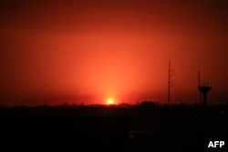 Serangan Israel menerangi langit di atas Khan Yunis di Jalur Gaza selatan saat pertempuran kembali terjadi antara Israel dan Hamas pada 2 Desember 2023. (Foto: AFP)