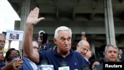 Rodžer Stoun obraća se novinarima po izlasku iz sudnice, 25. januar 2019.