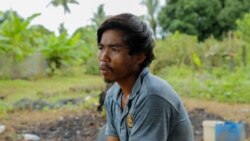 លោក ទៀក ណាង អាយុ ២៥ អ្នកជំងឺដែលឆ្លងមេរោគគ្រុនចាញ់ដែលគេសង្ស័យថាជាប្រភេទ P. Knowlesi ក្នុងស្រុកសំឡូត ខេត្តបាត់ដំបង កាលពីថ្ងៃទី១៨ ខែមិថុនា ឆ្នាំ២០២០។ (ហ៊ាន សុជាតា/វីអូអេ)