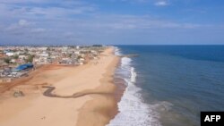 Pogled iz zraka prikazuje obalu istočno od Cotonoua 23. oktobra 2023.