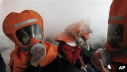 지난 2010년 11월 한국 서울에서 북한의 화학무기 공격에 대비해 실시한 화생방 훈련을 실시했다. (자료사진)