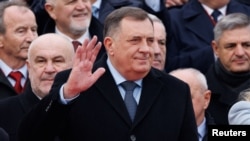 Milorad Dodik maše ljudima tokom parade povodom neustavnog obilježavanja Dana RS.