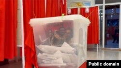 Seçki qutusuna "Meydan TV"-nin həbsdə olan əməkdaşlarının fotosu atılıb (Mənbə: Sosial şəbəkə)