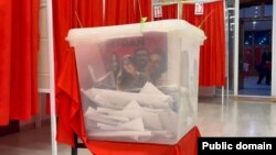 Seçki qutusuna "Meydan TV"-nin həbsdə olan əməkdaşlarının fotosu atılıb (Mənbə: Sosial şəbəkə)