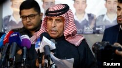 ISIL에 억류 중인 요르단 조종사 마즈 알-카사스베의 아버지 사피 알-카사스베 씨가 1일, 기자회견을 하고 있다. 