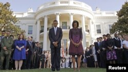 Presiden Barack Obama dan ibu negara Michelle Obama dan para pejabat lainnya mengheningkan cipta pada pukul 08:46 pagi untuk memperingati serangan 11 September 2001 di Amerika (11/9). 