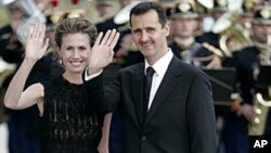 Syrian President Bashar Assad and his wife, Asma, arrive for a formal dinner after a Mediterranean Summit meeting at the Petit Palais in Paris, July 13, 2008 file photo.