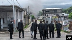 Polisi wa kupambana na ghasia wakipiga doria baada ya ghasia mjini Moroni