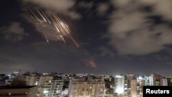 جمهوری اسلامی با حدود ۲۰۰ موشک به اسرائیل حمله کرد که آمریکا و اسرائیل این حمله را ناکارآمد و خنثی شده توصیف کردند.