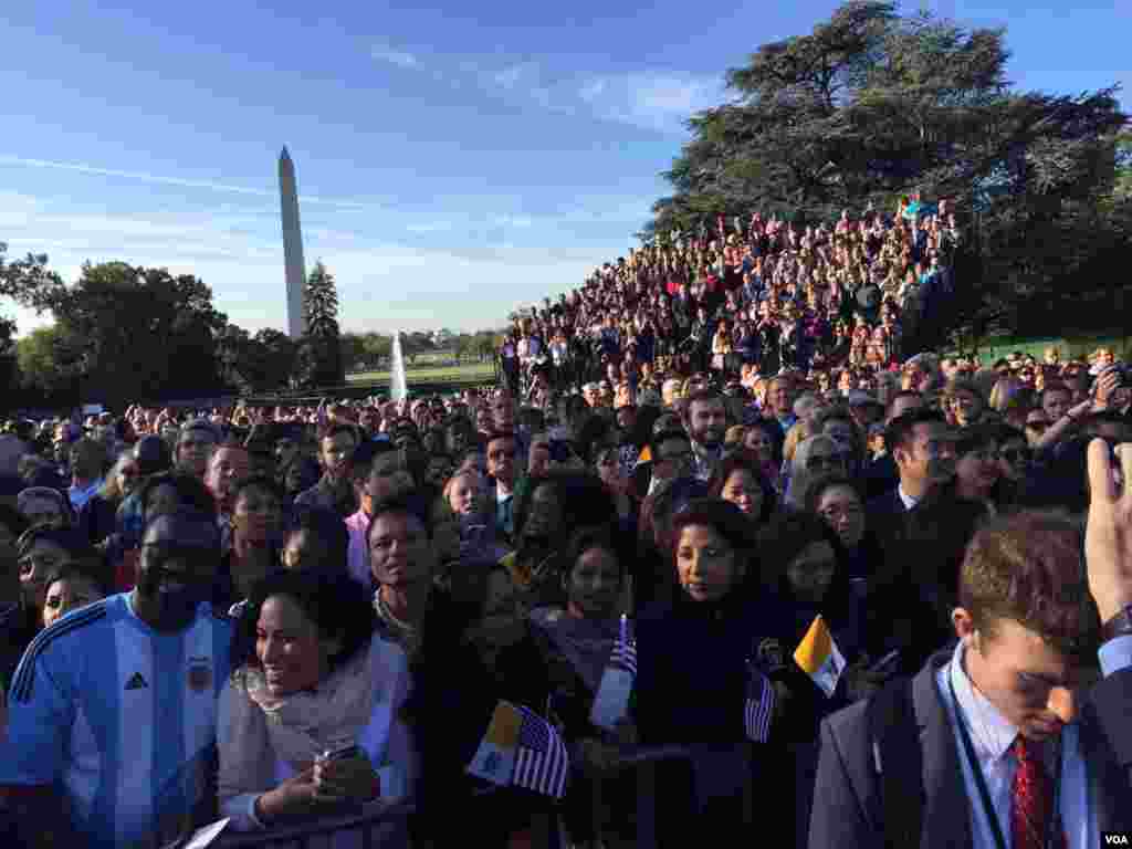 Crowds wait to see Pope Francis at the White House, Sept. 23, 2015. (Aru Pande/VOA)