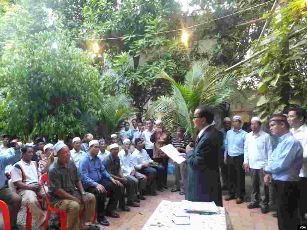 លោក​ សម​ រង្ស៊ី​ កំពុង​អាន​​គោលនយោបាយ​ប្រាំពីរ​ចំណុច​នៅ​ក្នុង​កម្មវិធី​អាហារ​ស្រាយបួស​ ជាមួយ​ខ្មែរឥស្លាម​ជាង​១០០នាក់​នៅ​គេហដ្ឋាន​របស់​លោក​ នៅ​ភ្នំពេញ​ នា​ថ្ងៃ​ទី៥​ ខែ​កក្កដា​ ឆ្នាំ​២០១៥។​ (​សើ​ សាយ្យាណា​/VOA​)