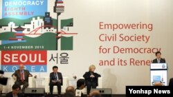 지난 1일 오후 서울 여의도 콘래드호텔에서 열린 '세계 민주주의 운동 총회'에서 황교안 국무총리(오른쪽)가 축사를 하고 있다.