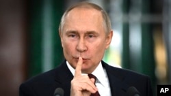 Presiden Rusia Vladimir Putin memberi isyarat saat berbicara dalam konferensi pers setelah pertemuan Dewan Negara tentang implementasi kebijakan pemuda dalam kondisi saat ini, di Kremlin di Moskow, Rusia pada Kamis, 22 Desember 2022. (Foto: via AP)