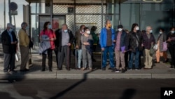 在西班牙的巴塞罗那等候公交车的居民。