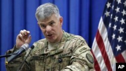 Juru bicara pasukan koalisi, Steve Warren memberikan keterangan kepada media (foto: dok).