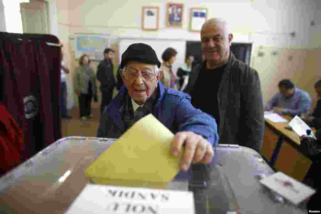 Wani da ga cikin masu kada kuri&#39;a a Istambul.