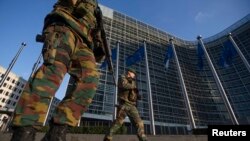 ទាហាន​ឆ័ត្រ​យោង​បែល​ហ្ស៊ិក​ល្បាត​នៅ​ខាង​ក្រៅ​ទីស្នាក់ការ​កណ្តាល​គណៈកម្មការ​អឺរ៉ុប​នៅ​កណ្តាល​ទីក្រុង​ Brussels កាល​ពី​ថ្ងៃ​ទី​១៧ ខែ​មករា​ ឆ្នាំ​២០១៥។