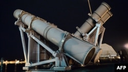 资料照片：停靠在新加坡樟宜海军基地的美国海军“科罗纳多号”军舰上的舰射型“鱼叉”反舰导弹。(2016年10月16日)