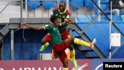 Les joueurs camerounais Andre-Frank Zambo Anguissa et Vincent Aboubakar à Saint Petersbourg, le 22 juin 2017.