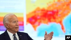 Presidenti Biden duke vizituar një qendër operacionale për emergjencat në Uashington (2 korrik 2024)