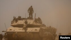 ทหารอิสราเอลยืนบนรถถัง ระหว่างความขัดแย้งอิสราเอล-ฮามาสที่ยังดำเนินอยู่ ตอนใต้อิสราเอล เมื่อ 9 พ.ค. 2024 (REUTERS/Amir Cohen)