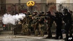 Federalni agenti ispred sudnice u Portlandu, u Oregonu