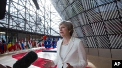 PM Inggris Theresa May memberikan keterangan kepada media setibanya di gedung Eropa dalam rangka menghadiri KTT Uni Eropa di Brussels, 23 Juni 2017. 