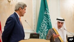 រដ្ឋមន្ត្រី​ការ​បរទេស​អាមេរិក​លោក John Kerry និង​រដ្ឋ​មន្ត្រី​ការ​បរទេស​​អារ៉ាប៊ីសាអ៊ូឌីត​លោក Adel al-Jubeir បាន​ធ្វើ​សន្និសីទ​សារ​ព័ត៌មាន​មួយ​នៅ​មូលដ្ឋាន​អាកាស ​ក្រុង Riyadh ​ប្រទេសអារ៉ាប៊ីសាអ៊ូឌីត ​នាថ្ងៃទី​ ០៧ ​​​ខែឧសភា ​ឆ្នាំ២០១៥។