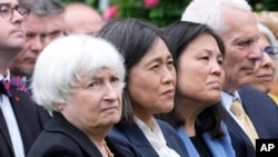 美国财政部长耶伦、美国贸易代表戴琪、代理劳工部长苏维思以及白宫经济顾问伯恩斯坦聆听拜登总统在白宫玫瑰园宣布计划对从中国进口的电动汽车、半导体、太阳能设备和医疗用品征收新的关税。（2024年5月14日）