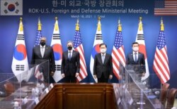 18일 한국 서울 외교부청사에서 미한 '2+2' 외교·국방장관 회의가 열렸다. 왼쪽부터 미국의 로이드 오스틴 국방장관, 토니 블링컨 국무장관, 한국의 정의용 외교장관, 서욱 국방장관. 사진=한국 외교부.