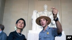 Pemimpin de facto Myanmar, Aung San Suu Kyi, saat melakukan kunjungan ke Lincoln Memorial didampingi oleh petugas Taman National Heath Mitchell di Washington, 14 September 2016. (AP Photo/Cliff Owen)