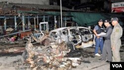 Pasukan keamanan Thailand memeriksa lokasi ledakan bom di kota Sungai Kolok, propinsi Narathiwat, Jumat (16/9).
