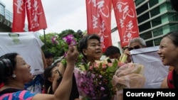 支持者为梁国雄献花迎接（社民连facebook图片）
