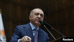 El presidente de Turquía, Tayyip Erdogan, se dirige a los miembros de su gobernante Partido AK durante una reunión en el Parlamento en Ankara, Turquía, el 19 de febrero de 2020. (Foto Reuters Vía Oficina de prensa presidencial turca). 