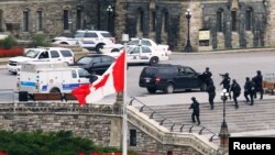 Qurollangan Maykl Bibo chorshanba kuni Kanada urush faxriylari yodgorligida bir askarni o'ldirgan. Keyin parlament binosiga bostirib kirib, u yerda yuz bergan otishmada xavfsizlik xizmati tomonidan otib o'ldirilgan.