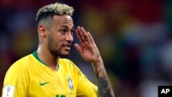 Neymar fait un geste après la victoire du Brésil contre la Serbie, Russie, le 27 juin 2018.