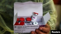 បុគ្គលិក​សុខាភិបាល​ម្នាក់​កាន់ប្រអប់​វ៉ាក់សាំង​បង្ការ​ជំងឺ​កូវីដ១៩ របស់​ក្រុមហ៊ុន ​AstraZeneca ក្នុង​អំឡុងពេល​ចាក់​វ៉ាក់សាំង​នេះ​ដល់​ជនជាតិ​ប៉ាឡេស្ទីន​​វ័យ​ចំណាស់​​នៅ​គ្លីនិក​មួយ​ក្នុង​តំបន់ West Bank ថ្ងៃទី២២ ខែមីនា ឆ្នាំ២០២១។