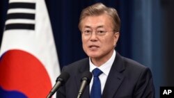 Presiden Korea Selatan yang baru terpilih, Moon Jae-in memberikan konferensi pers di Seoul hari Rabu (10/5).