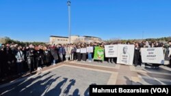 Dicle Üniversitesi’ndeki eyleme çok sayıda öğrenci katıldı.