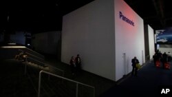 The central hall at the Las Vegas Convention Center is evacuated after a power outage during CES International in Las Vegas, Jan. 10, 2018. 