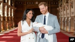 Meghan, Duchess of Sussex dan suaminya, Pangeran Harry berpose bersama anak pertama mereka, Archie Harrison Mountbatten-Windsor di Windsor, Inggris (8/5). 
