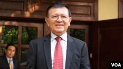 រូបឯកសារ៖ លោក កឹម សុខា មេដឹក​នាំ​បក្ស​ជំទាស់​និយាយ​ជាមួយ​អ្នក​សារព័ត៌មាន​នៅ​ផ្ទះ​របស់​លោក​មុន​នឹង​ចេញ​ទៅ​សាលាដំបូង​រាជធានី​ភ្នំពេញ​ដើម្បី​ចូល​រួម​សវនាការសវនាការ​សប្តាហ៍​ទីពីរ លើ​សំណុំរឿង ដែល​លោក​ត្រូវបាន​ចោទបទ «ឃុបឃិតជាមួយរដ្ឋបរទេស» កាល​ពីថ្ងៃទី២២ ខែមករា ឆ្នាំ២០២០។