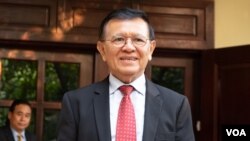 រូបឯកសារ៖ លោក កឹម សុខា មេដឹក​នាំ​បក្ស​ជំទាស់​និយាយ​ជាមួយ​អ្នក​សារព័ត៌មាន​នៅ​​គេហដ្ឋាន​របស់​លោក​ មុន​នឹង​ចេញ​ទៅ​សាលាដំបូង​រាជធានី​ភ្នំពេញ​ដើម្បី​ចូល​រួមសវនាការ​សប្តាហ៍​ទីពីរលើ​សំណុំរឿង ដែល​លោក​ត្រូវបាន​ចោទបទ «ឃុបឃិតជាមួយរដ្ឋបរទេស» ថ្ងៃទី២២ ខែមករា ឆ្នាំ២០២០។