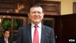 Kem Sokha,​ opposition leader, talks to reporters in his house before leaving to the Phnom Penh Municipal court in Phnom Penh, Cambodia, January 22, 2020.(Tum Malis/VOA Khmer)