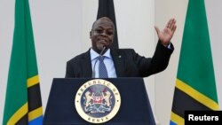Le président de la Tanzanie John Magufuli donne une conférence de presse lors de son passage à Nairobi, Kenya, le 31 octobre 2016. 