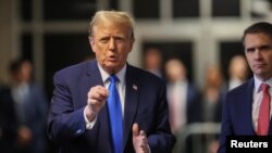 Ish-presidenti Trump pas daljes nga salla e gjyqit (22 prill 2024)